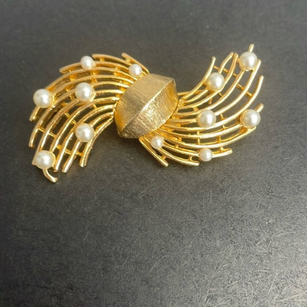 Pearl Brooch Gold Tone Fau Curvy Design
